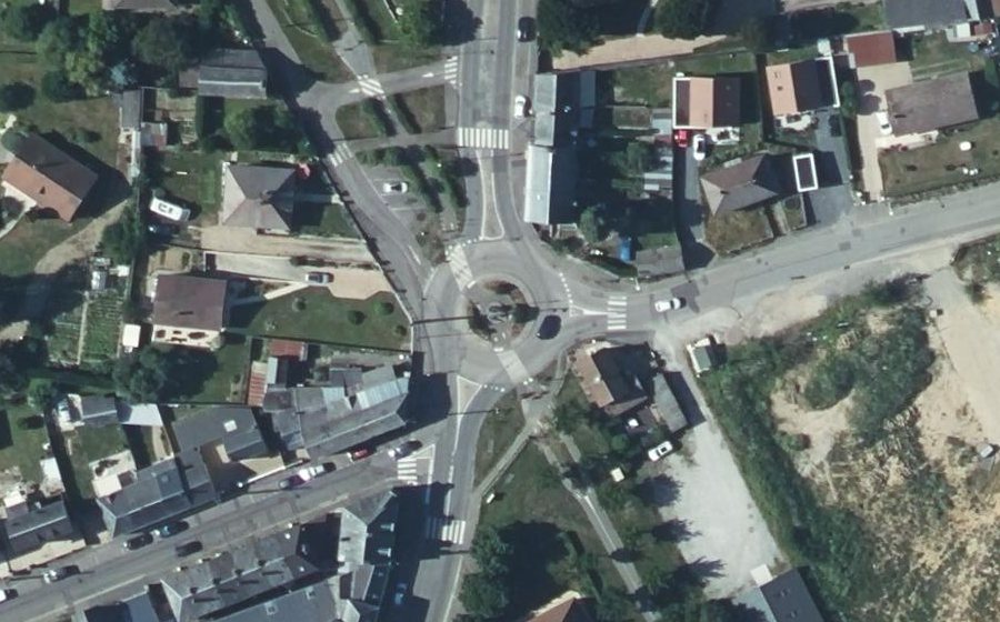 Vue aérienne du Rond-point anonyme n°197770096