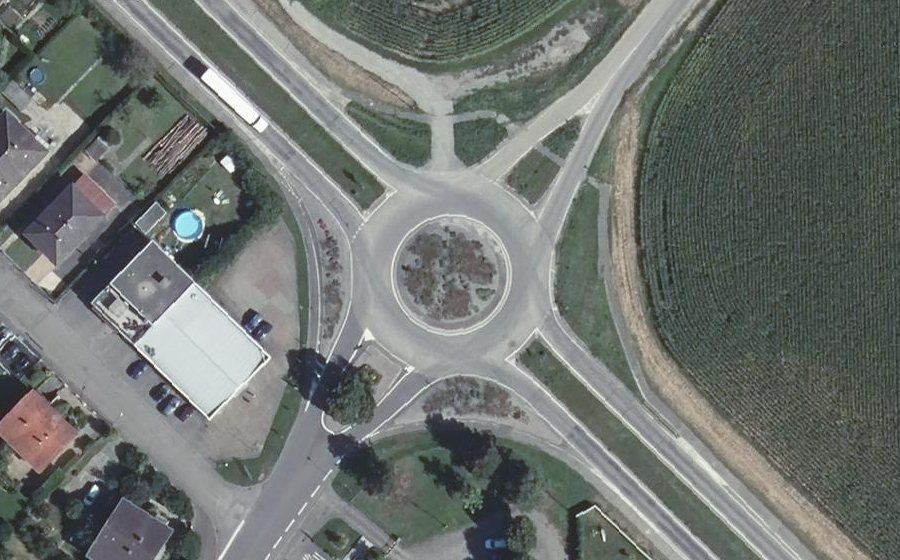 Vue aérienne du Rond-point anonyme n°197790899
