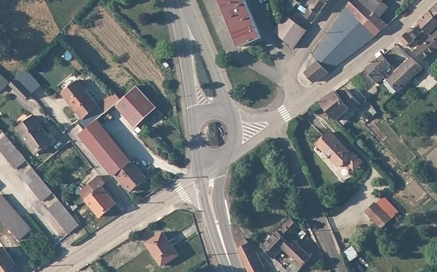 Vue aérienne du Rond-point anonyme n°197845127