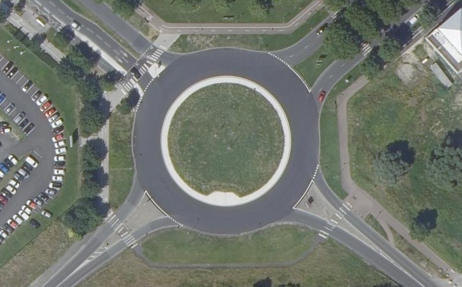 Vue aérienne du Rond-point anonyme n°197913792
