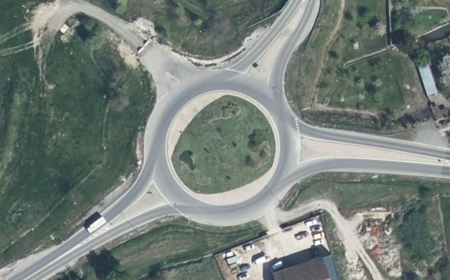 Vue aérienne du Rond-point anonyme n°197995115