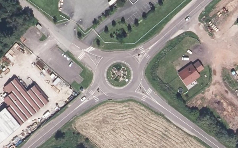 Vue aérienne du Rond-point anonyme n°198044512