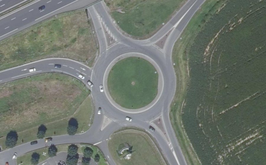 Vue aérienne du Rond-point anonyme n°198123943