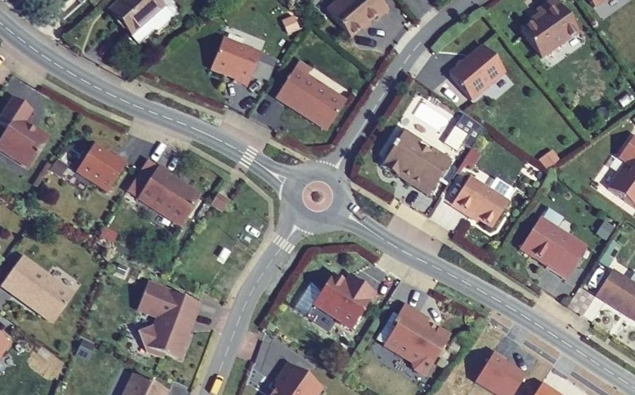 Vue aérienne du Rond-point anonyme n°198187396