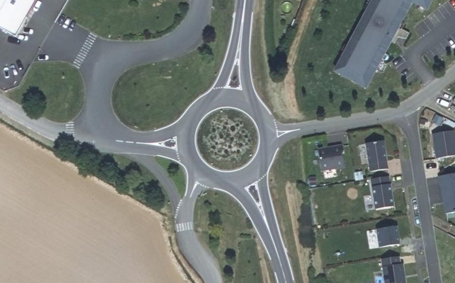 Vue aérienne du Rond-point anonyme n°198192354