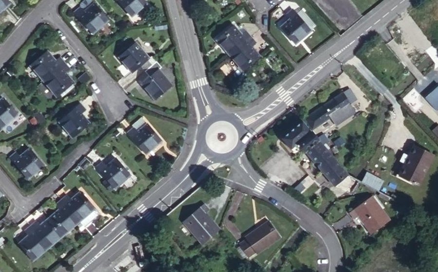 Vue aérienne du Rond-point anonyme n°198214462