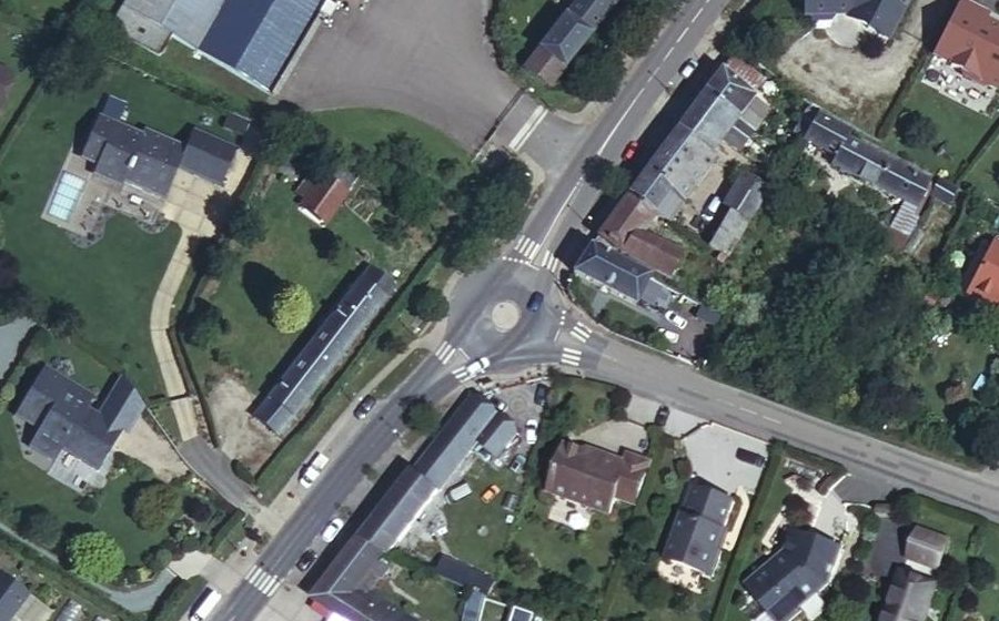 Vue aérienne du Rond-point anonyme n°198214463