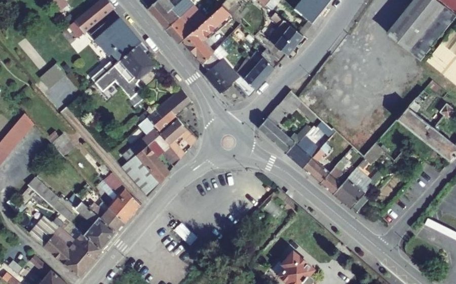 Vue aérienne du Rond-point anonyme n°198222358