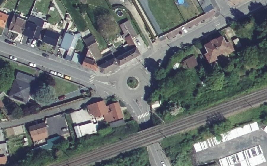 Vue aérienne du Rond-point anonyme n°198222359