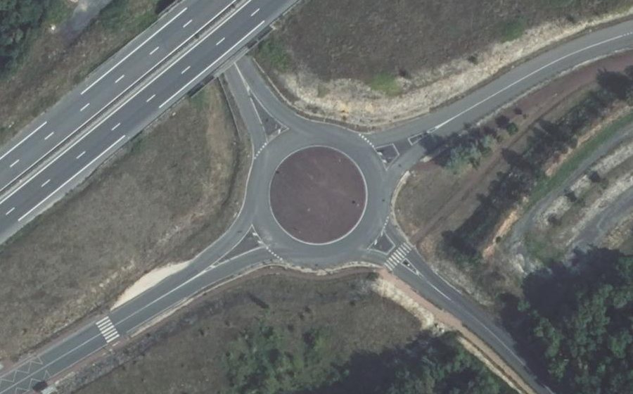 Vue aérienne du Rond-point anonyme n°198280806