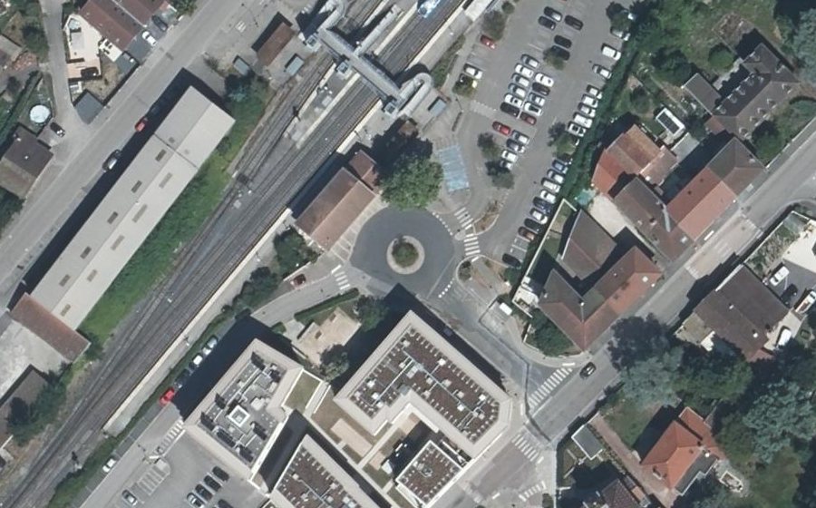 Vue aérienne du Rond-point anonyme n°198340538