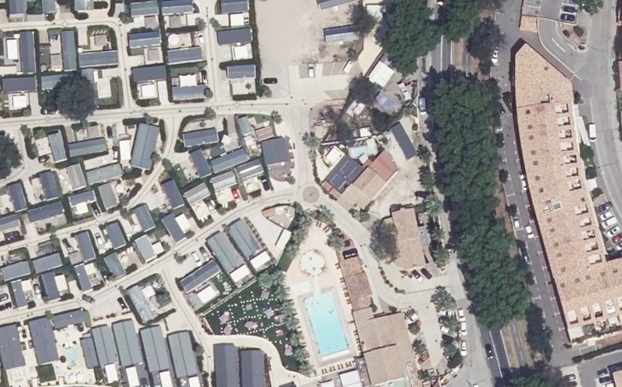 Vue aérienne du Rond-point anonyme n°198343869