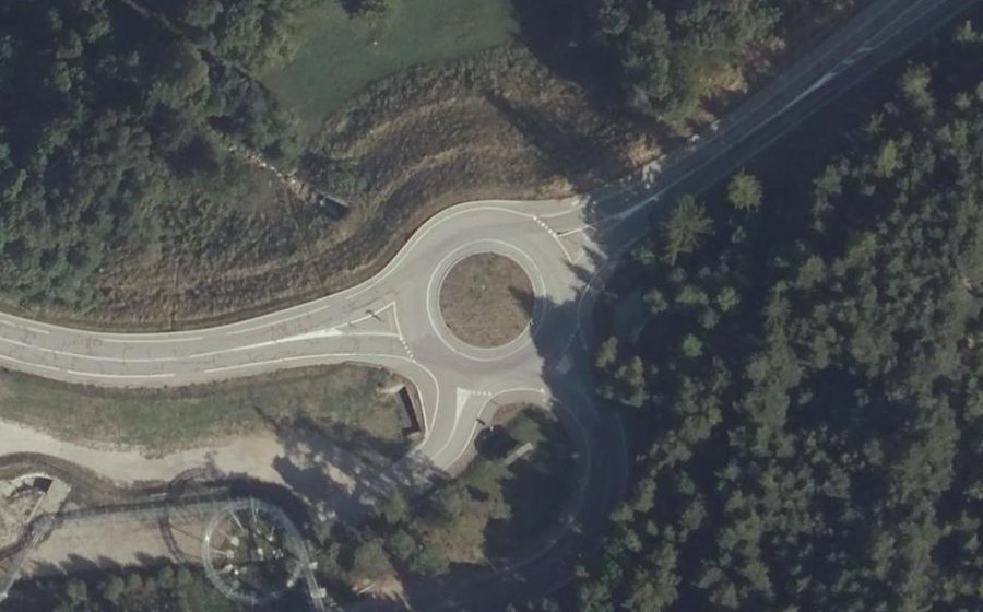 Vue aérienne du Rond-point anonyme n°198373704