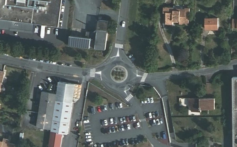Vue aérienne du Rond-point anonyme n°198418551