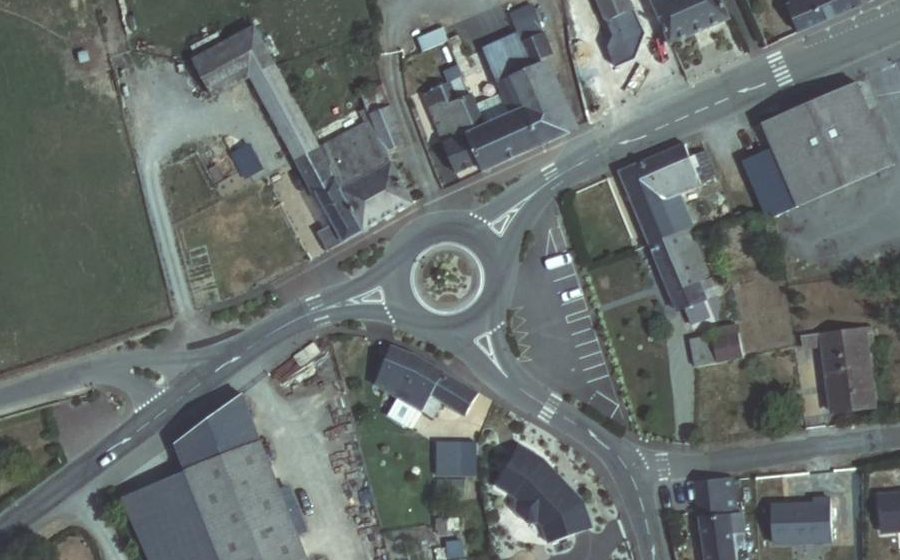 Vue aérienne du Rond-point anonyme n°198423665