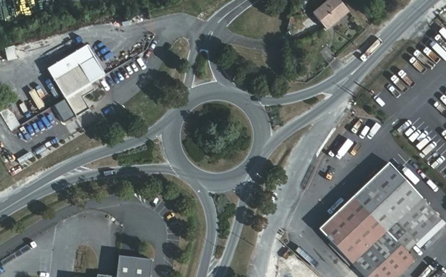 Vue aérienne du Rond-point anonyme n°198429795