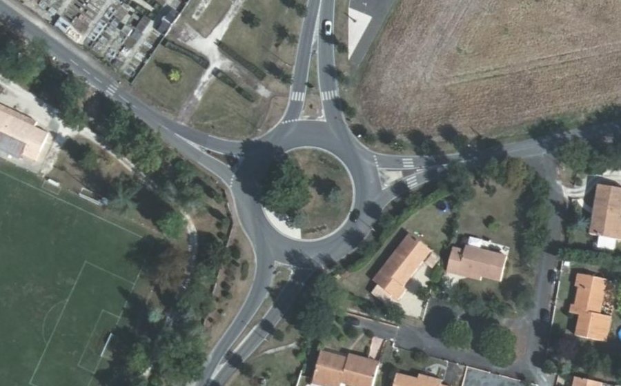 Vue aérienne du Rond-point anonyme n°198435230