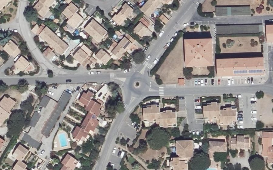 Vue aérienne du Rond-point anonyme n°198439286
