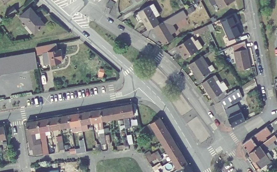 Vue aérienne du Rond-point anonyme n°198439597