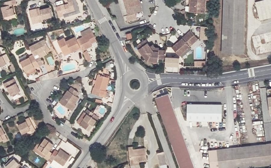 Vue aérienne du Rond-point anonyme n°198440249