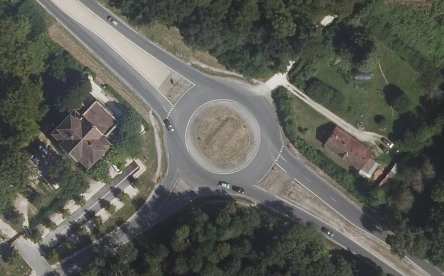 Vue aérienne du Rond-point anonyme n°19844432