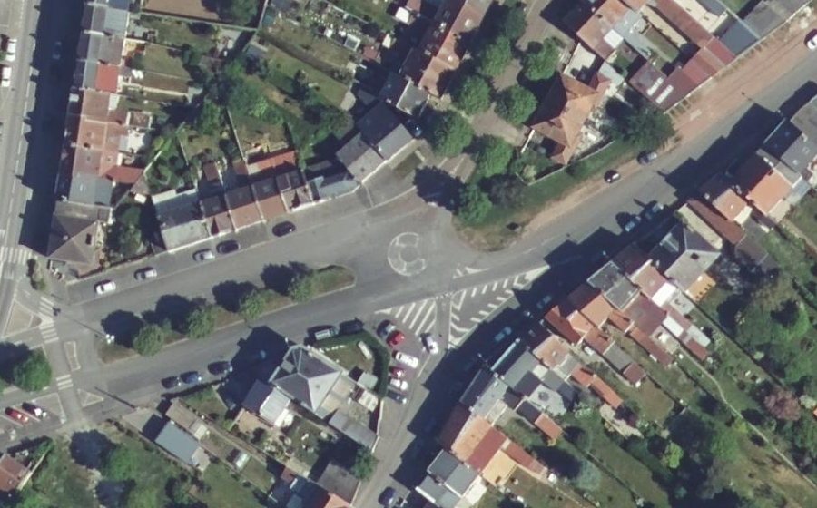 Vue aérienne du Rond-point anonyme n°198467735