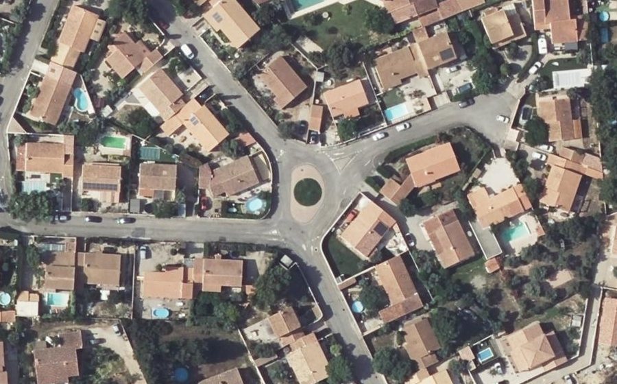 Vue aérienne du Rond-point anonyme n°198470096