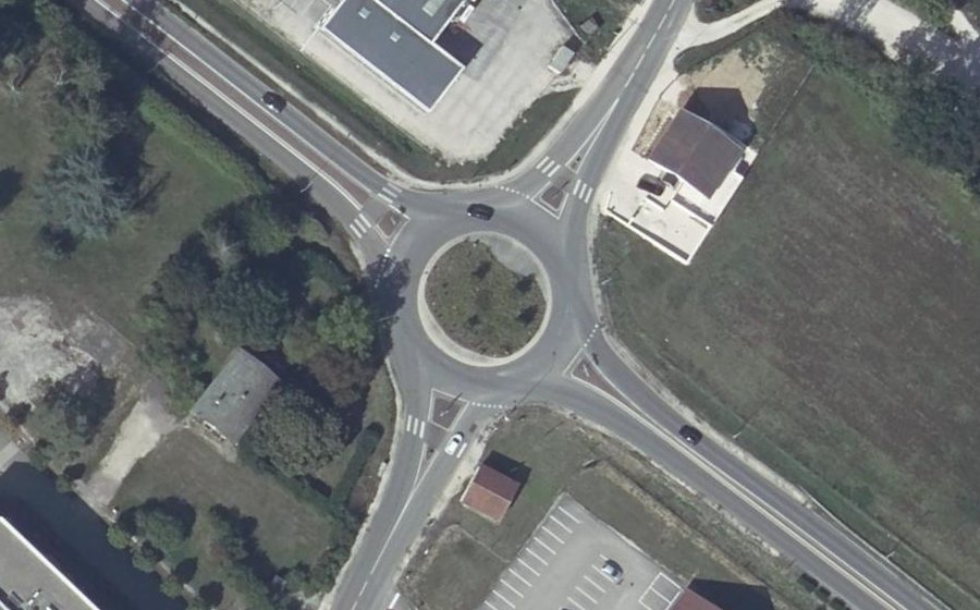 Vue aérienne du Rond-point anonyme n°198472621