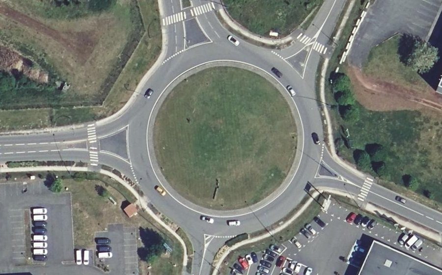 Vue aérienne du Rond-point anonyme n°198472842