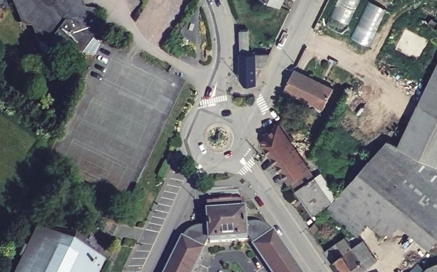 Vue aérienne du Rond-point anonyme n°198476772