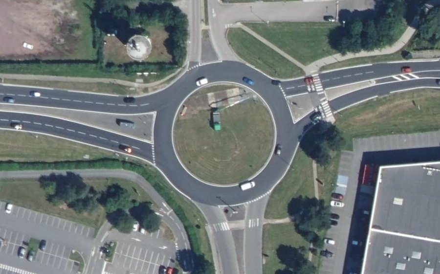 Vue aérienne du Rond-point anonyme n°198490714