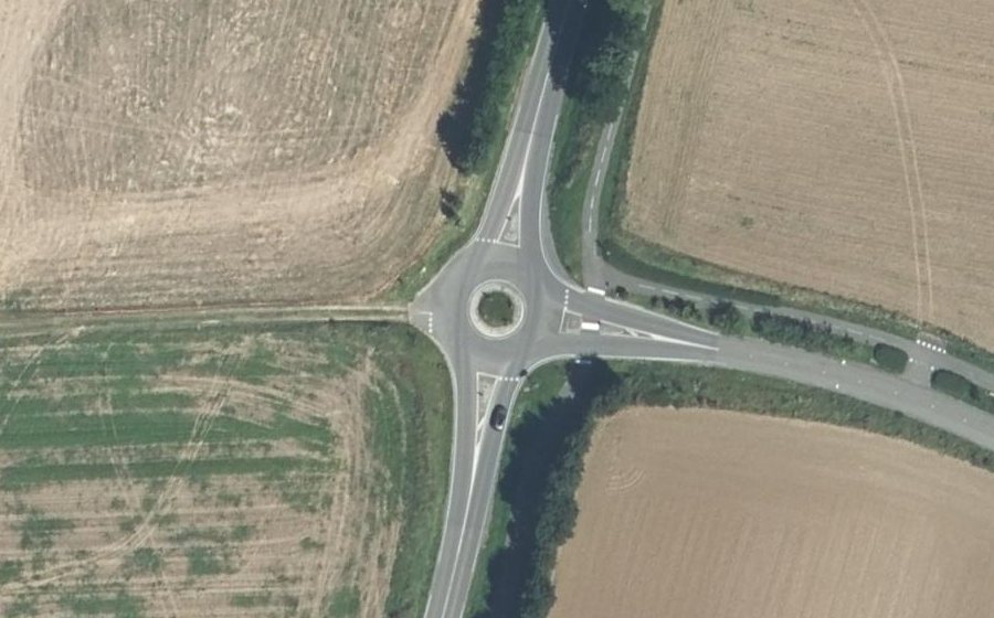 Vue aérienne du Rond-point anonyme n°19851360