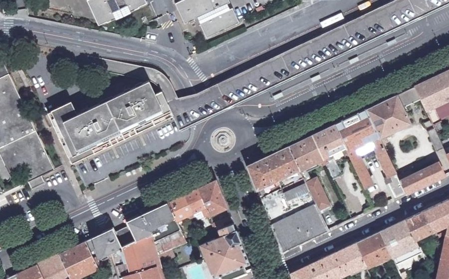 Vue aérienne du Rond-point anonyme n°198572090