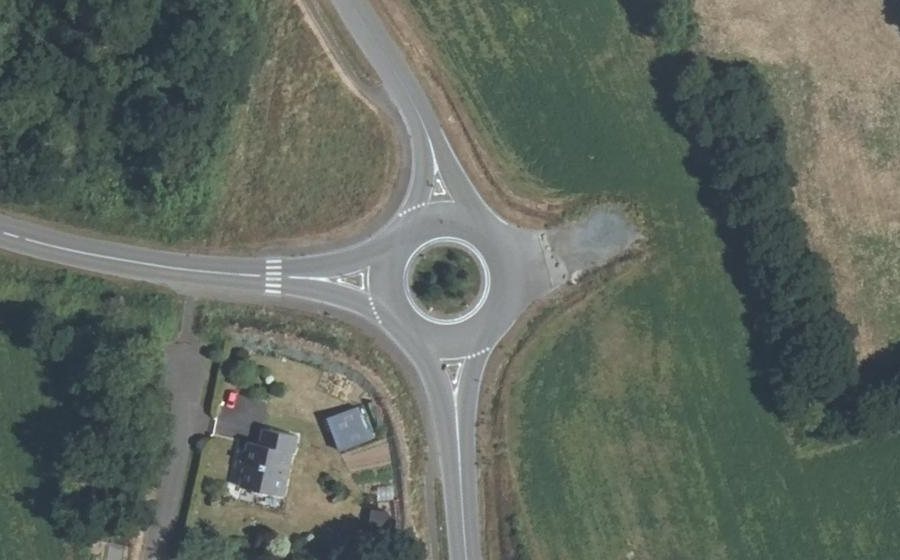 Vue aérienne du Rond-point anonyme n°198629025