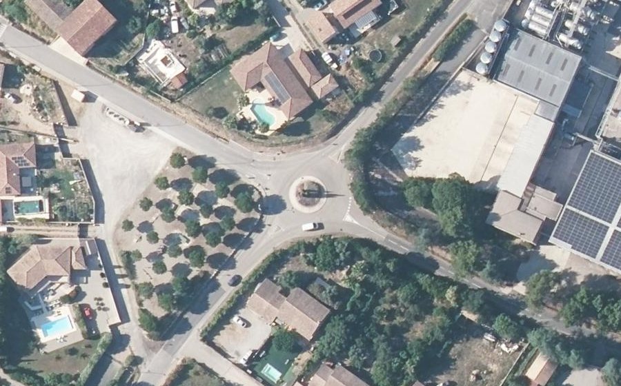 Vue aérienne du Rond-point anonyme n°198641450