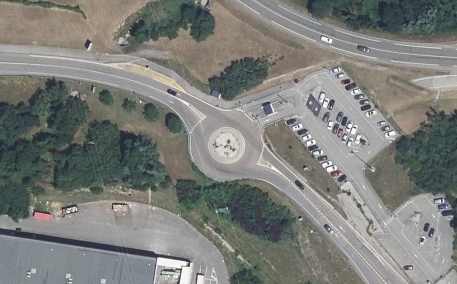 Vue aérienne du Rond-point anonyme n°198649604