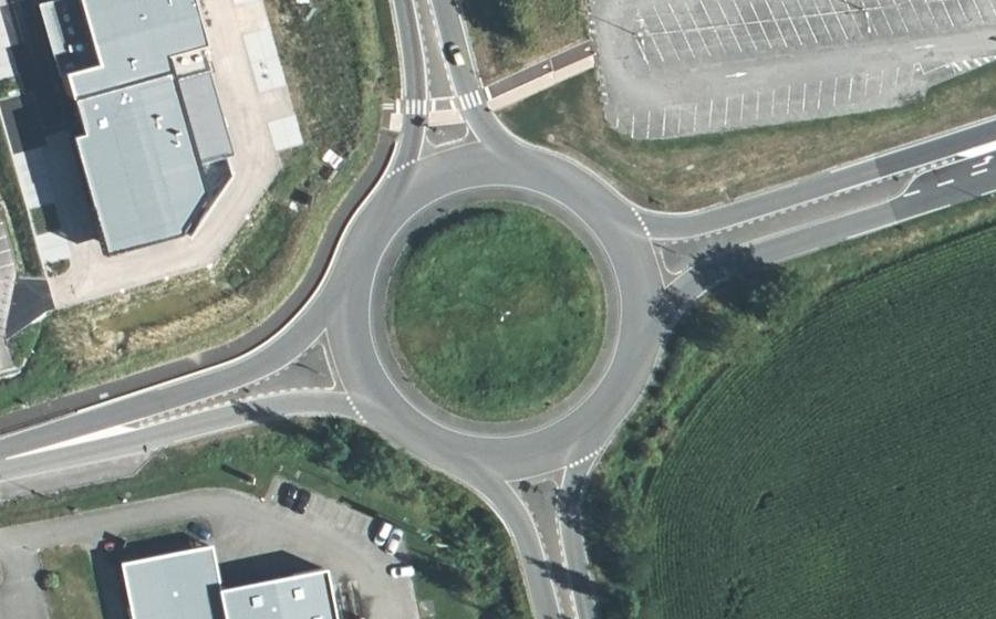 Vue aérienne du Rond-point anonyme n°198652795