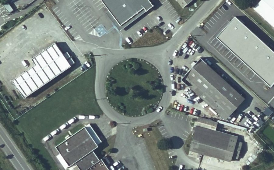Vue aérienne du Rond-point anonyme n°198677917