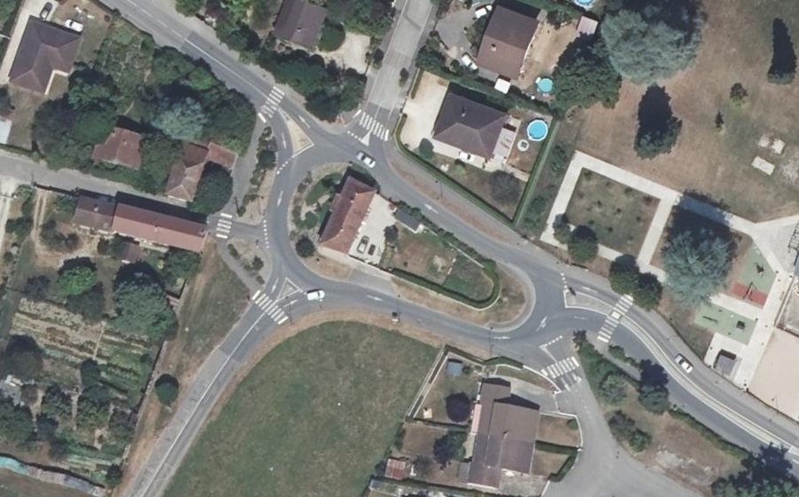 Vue aérienne du Rond-point anonyme n°198713434