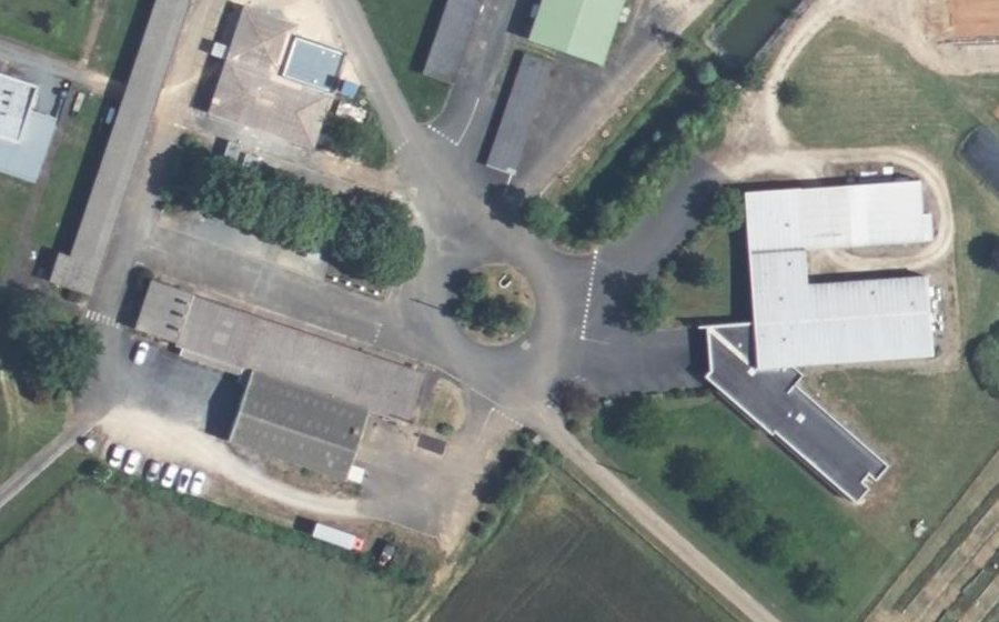 Vue aérienne du Rond-point anonyme n°198748440