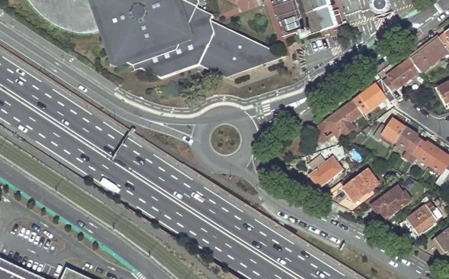 Vue aérienne du Rond-point anonyme n°198773544