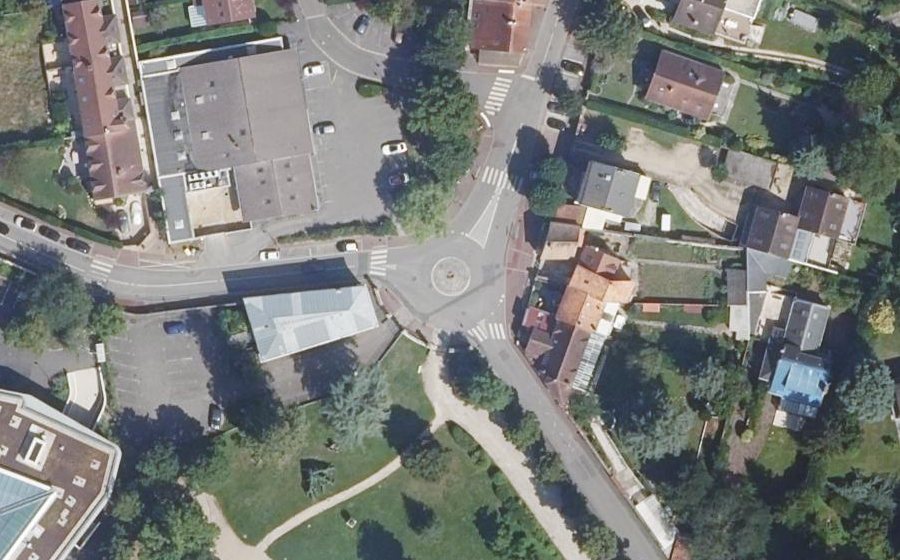 Vue aérienne du Rond-point anonyme n°19881393
