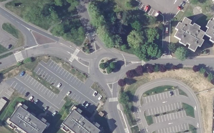Vue aérienne du Rond-point anonyme n°198844577