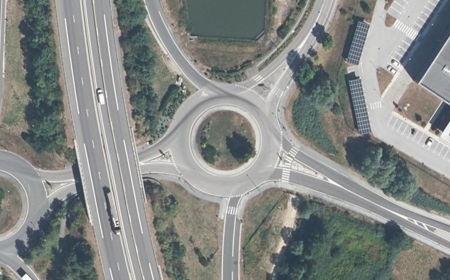 Vue aérienne du Rond-point anonyme n°19885073