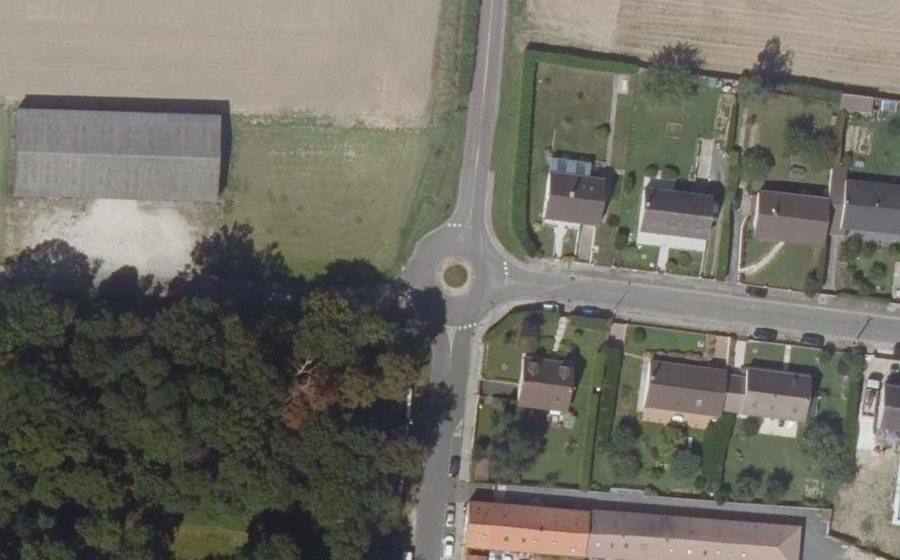 Vue aérienne du Rond-point anonyme n°198857284