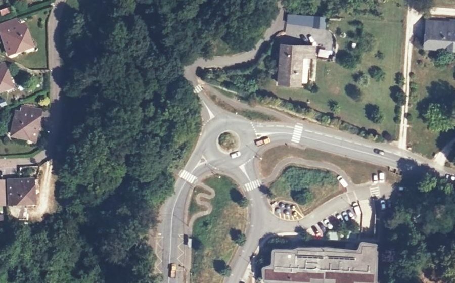 Vue aérienne du Rond-point anonyme n°198882129