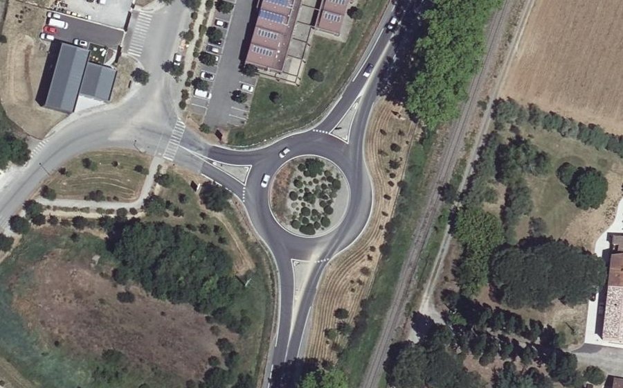 Vue aérienne du Rond-point anonyme n°198896368