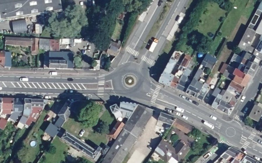 Vue aérienne du Rond-point anonyme n°198948358