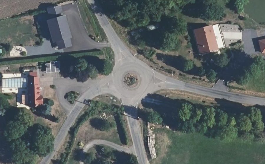 Vue aérienne du Rond-point anonyme n°198964366