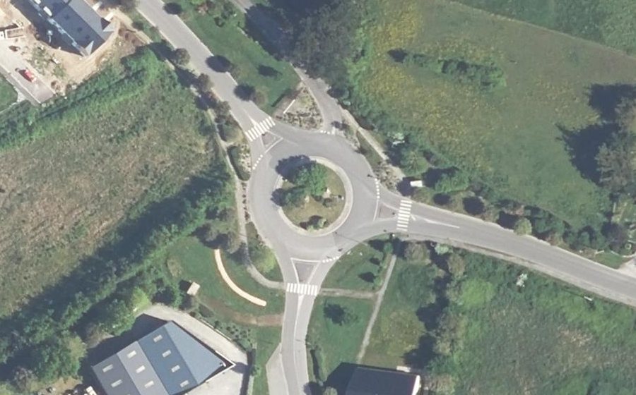 Vue aérienne du Rond-point anonyme n°198986718